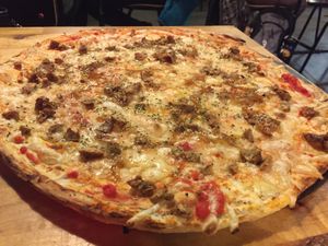 Pizza vegana con seitán y mostaza at Pizzeria Trozo in Bilbao