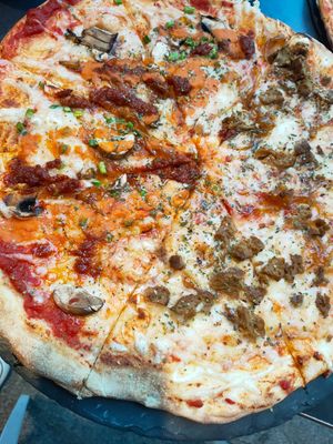 Opciones 6 a la izquierda, opción 2 Derecha at Pizzeria Trozo in Bilbao