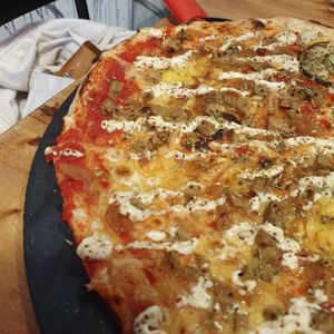 Pizza de cebolla, seitan y mostaza at Pizzeria Trozo in Bilbao