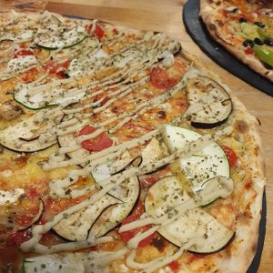 Pizza de berenjena, calabacin, tomate cherry y hummus at Pizzeria Trozo in Bilbao