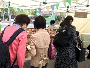 Lots of people were buying goodies from the vegan stands - it seems that they completely sell out every week. at Farmer's Market - UNU in Tokyo