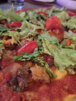 Pizza con insalata???? at L'UniVert in Saint-paul