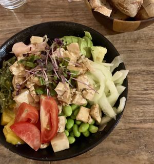 Poke bowl vegan  at L'UniVert in Saint-paul