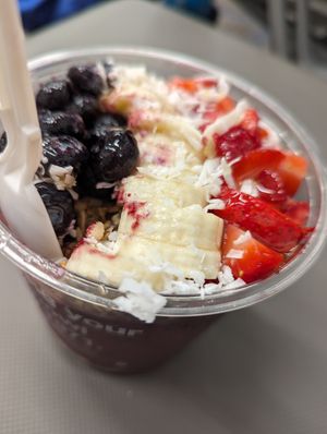 Acai Superberry Bowl at LAX - Earthbar - T6 in Los Angeles