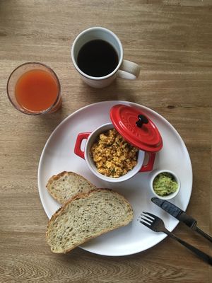 Scrumbled tofu with bread and avocado butter at Consulado Vegetal in Jardin