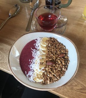 Granola bowl with smoothie and berry tea at Consulado Vegetal in Jardin