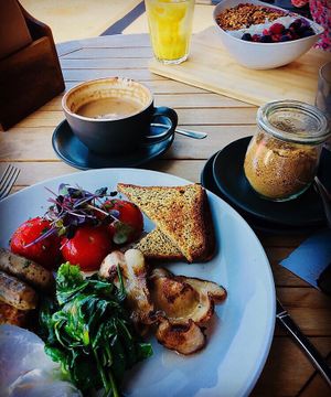 Kiwi Big Breakfast and Açai Bowl at Street Organics in Takapuna