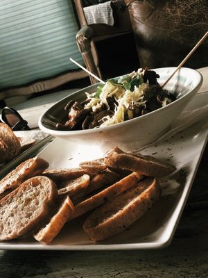 A porção de cogumelos é muito generosa e muito deliciosa. Altamente recomendado! at Nautic Bar in Praia De Mira