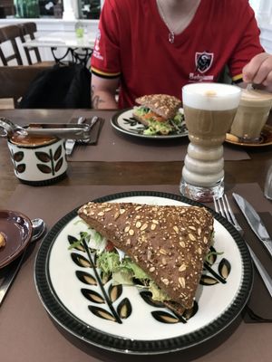 “Happy Chicken” and lovely latte macchiato  at Recollets in Antwerpen