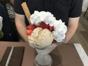 Coupe speculoos with extra strawberries at Recollets in Antwerpen