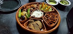 MAGON Dos proteínas de tu elección, choriqueso o 
champiqueso, guacamole, chiles toreados, cebollitas
cambray, frijoles refritos y tortillas de maíz. at Por Siempre Vegana Vol II in Mexico City