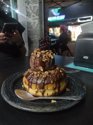 Dona con helado al chocolate y nueces pecanas at Por Siempre Vegana Vol II in Mexico City