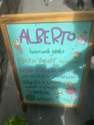 Sign says vegan options  at Alberto Gelateria in Corniglia