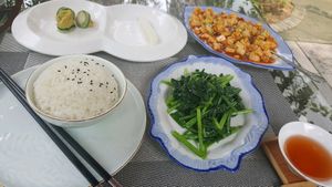Set menu - pickled cabbage (almost finished when I took the picture), mapo tofu with rice and fresh spinach, cookie (not on the picture) at Shangdao Vegetarian 上道素食 in Xian