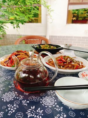 Black tea in a pot, noodles, and cauliflower  at Shangdao Vegetarian 上道素食 in Xian