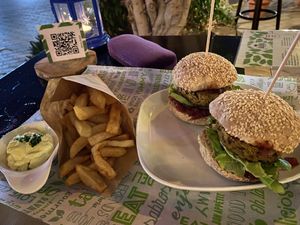 Hauptspeise - super leckere Mini Burger mit echten belgischen Pommes  at Bistro Arbol in Lanzarote
