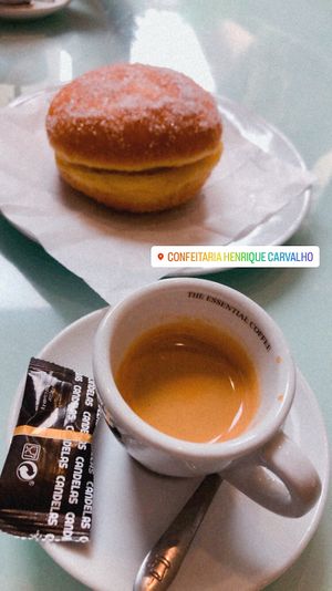 Descafeinado e bola de Berlim com creme vegan 🌱   at Confeitaria Henrique Carvalho in Matosinhos