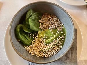 Green Bowl. Avocado. Spinat. Banane. Sojamilch. Sonnenblumenkerne. Gepuffter Quinoa.  at Zum Scheele in Stralsund