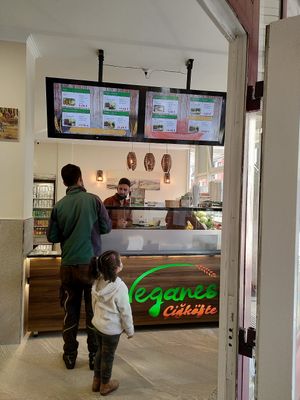 You can order dürüm/wrap or a box/plate with all the ingredients for groups, then you wrap it yourself. Good for partys at Veganes Cigköfte in Limburg