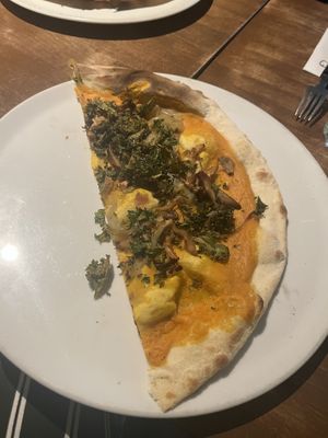 Carrot & Tarragon vegan pizza (carrot purée, mushrooms, caramelized onion, kale chips and tarragon oil) 💜  at Tenho Restobar in Helsinki
