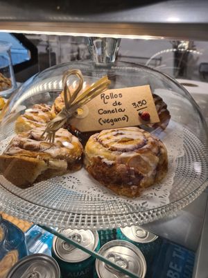 Vegan cinnamon roll at Mama Elba in Madrid