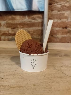 Helado de chocolate con avellana at Mama Elba in Madrid