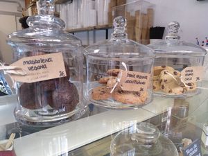 Now they also offer a pretty decent range of vegan cookies and cakes (properly labeled) at Mama Elba in Madrid