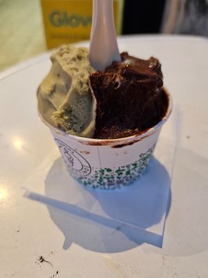 Dark chocolate and Pistachio at Sublime Sorbettino in Lisbon