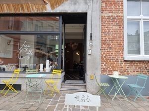 Front and outdoor seating - inside not accessible at Vero Caffe in Bruges