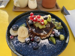 Vegan pancakes with maple syrup and fruits  at Vero Caffe in Bruges