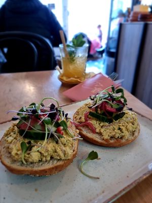 Bagel with scrambled tofu at Vero Caffe in Bruges