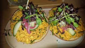Tofu scramble bagel at Vero Caffe in Bruges