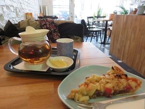 vegan cake and tea (2016) at Vero Caffe in Bruges