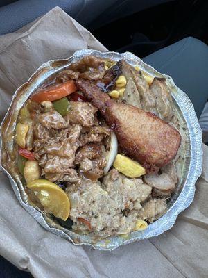 Medium meal with orange chicken, Mac n cheese, stuffing, Turkey w/ gravy, and a drumstick (was there the day before thanksgiving) #Veganuary at Veggie Castle in Jamaica