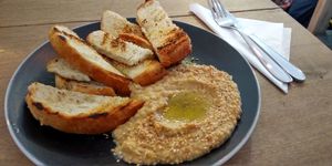 8k COP, some hummus (allright) and a lot of bread at Cafe Stepping Stone in Cartagena