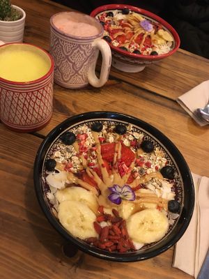 Açai bowls with pink and golden latte at The Organic Boho in Copenhagen
