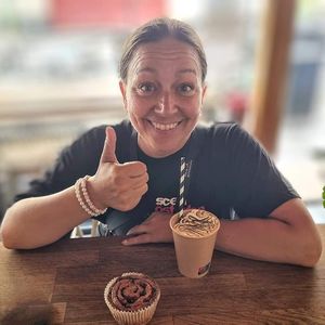 Happy face due to our excellent iced coffee with vegan burnt meringue..and a vegan cinnamon bun with apples and raisins! at PAUSA MAT O GELATO in Simrishamn