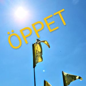 Follow our yellow flags to find us close to the harbour in Baskemölla! at PAUSA MAT O GELATO in Simrishamn