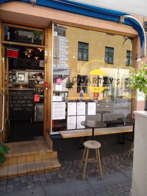 Sidewalk seating at PAUSA MAT O GELATO in Simrishamn