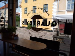 Storgatan 21 in Simrishamn. Just opposite the Österlen Museum at PAUSA MAT O GELATO in Simrishamn