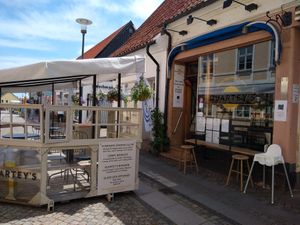 Outside cozy seating at PAUSA MAT O GELATO in Simrishamn