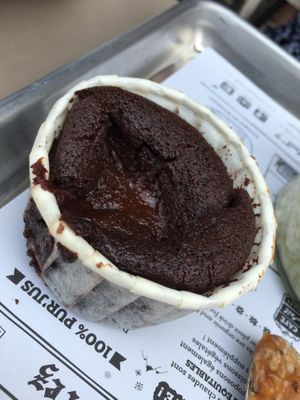 Almond and chocolate fondant (vegan), delicious, unfortunately served like this at PUR etc - Sainte Etienne in Strasbourg