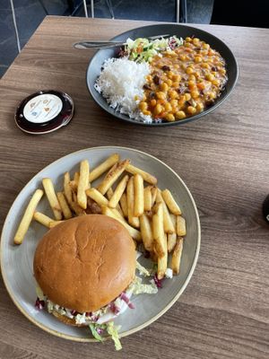 Burger and stew  at Flamsbrygga in Flaam