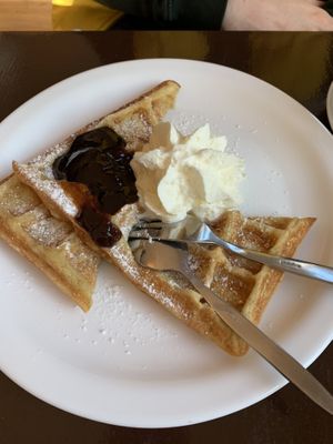 Waffel mit Pflaumenmus und Sahne at Kaffeeflut in Wittdun