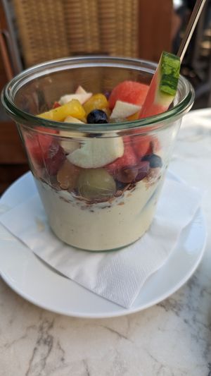 Vanillejoghurt mit Obst und Granola  at Kaffeeflut in Wittdun