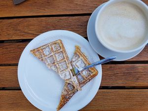 vegan waffles (very fluffy!) and a cafe latte with oat milk at Kaffeeflut in Wittdun