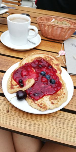 Pfannkuchen mit roter Grütze 🥞 at Kaffeeflut in Wittdun