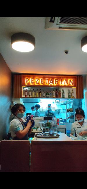 Kitchen staff wears masks 🥰 at Pezetarian in Cartagena