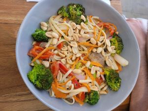 thai noodles at Pezetarian in Cartagena