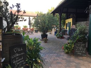 The outside seating area.... at Sembries in Speyer